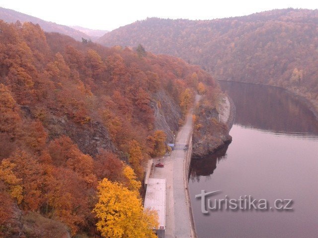 A paisagem abaixo da barragem