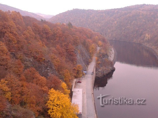 ダム下の風景