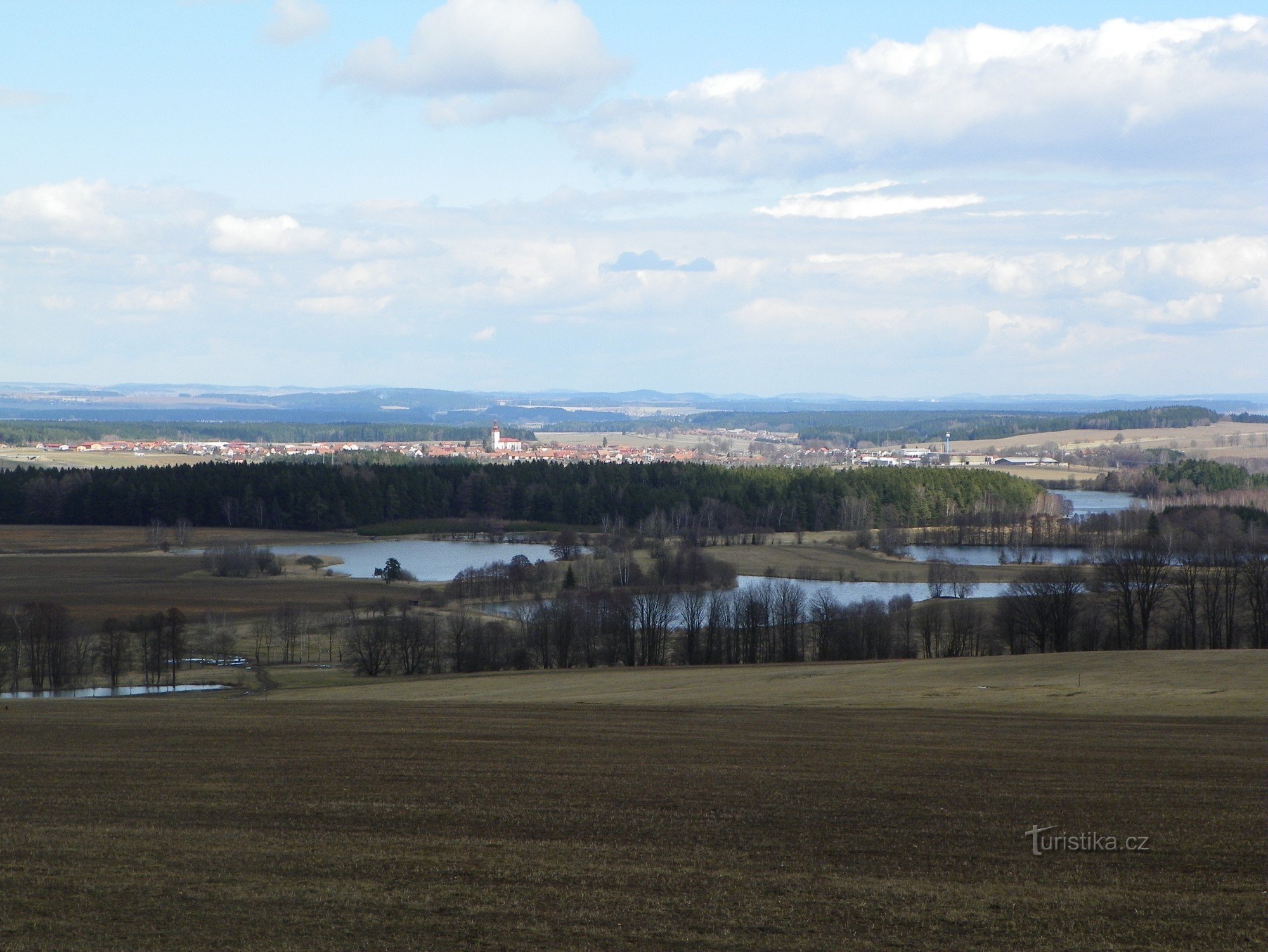 Paisaje de estanques desde el mirador sobre Rudolce