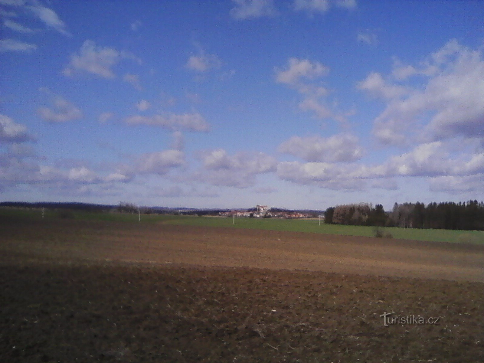 Landskap med Kamen Castle i bakgrunden.