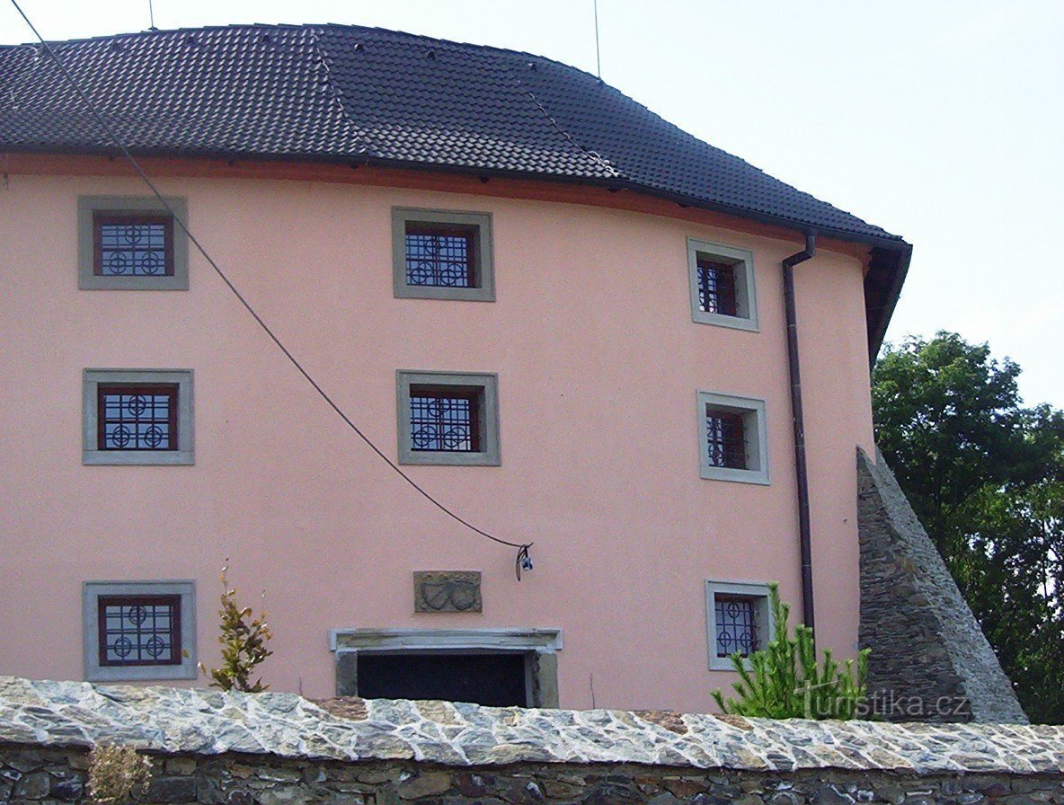 Krakovec-kasteel uit het noordoosten-wapen boven het toegangsportaal-Foto: Ulrych Mir.