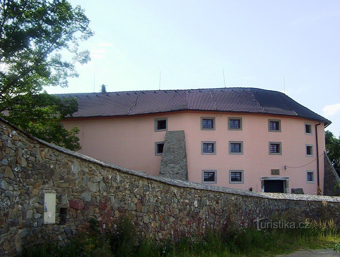 Krakovec - Burg mit Mauer von Osten - Foto: Ulrych Mir.