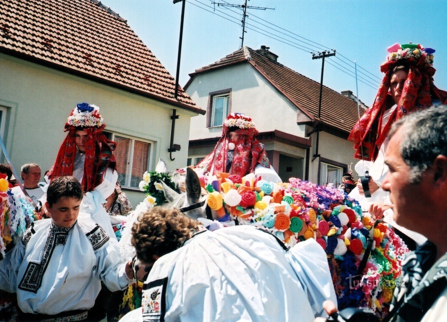 Rei com ajudantes