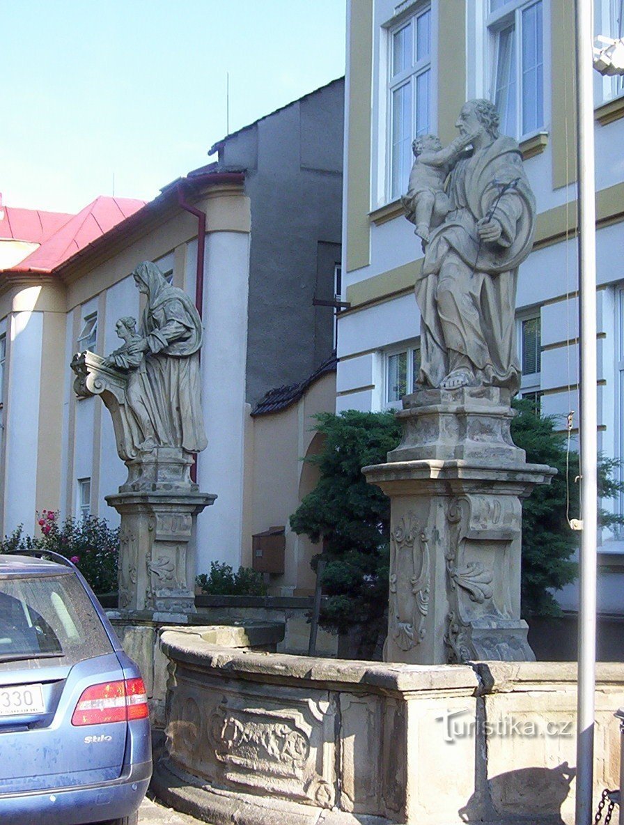 学校前のハネ バロック様式の彫像に描かれたウサギ - 聖アンナと聖ヨセフ - 写真: Ulrych Mir.