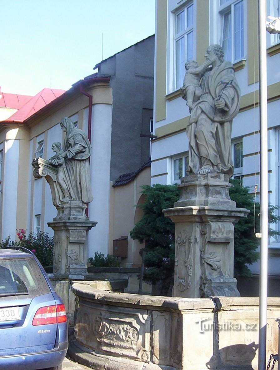 Kanin på Hané-barockstatyer framför skolan-St.Anna och St.Josef-Foto: Ulrych Mir.