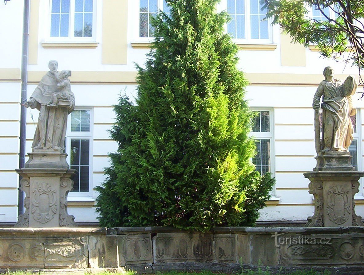 Zec na Hané-baroknim kipovima ispred škole-Sv. Antun Padovanski i Sv. Juda Tadej
