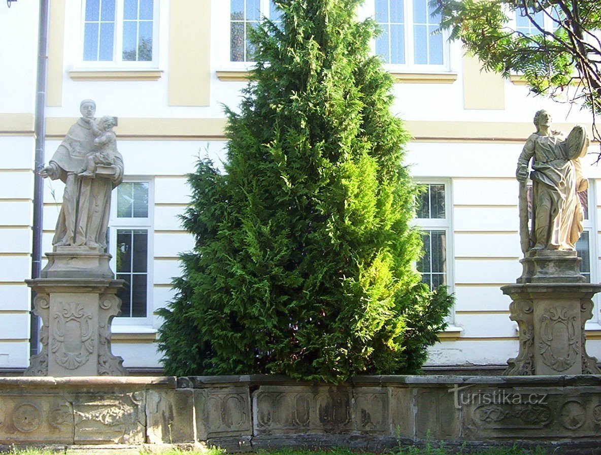 Kanin på Hané-barokke statuer foran skolen - St. Anthony of Padua og St. Jude Thaddeus