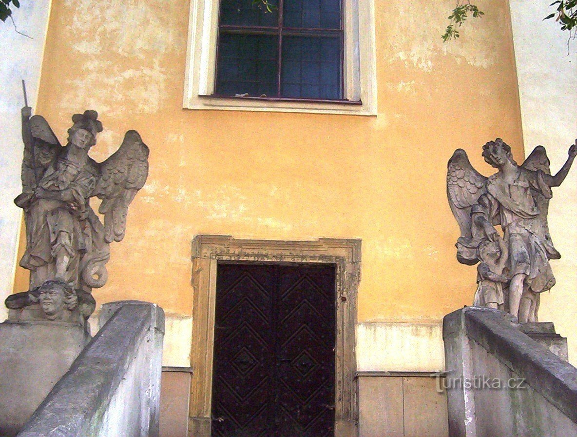 Kralice na Hané - beelden van de aartsengelen Michaël en Raphael bij de kerk - Foto: Ulrych Mir.