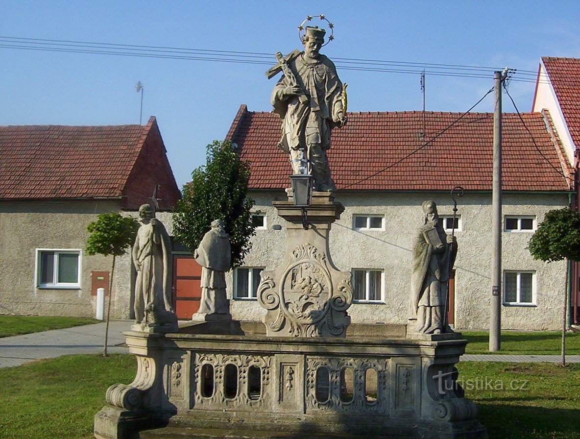 Kralice na Hané - 带有内波穆克圣约翰雕像的雕塑 - 照片：Ulrych Mir。