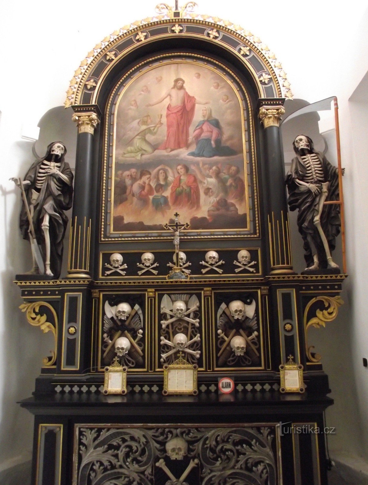 Králíky - Cappella dei defunti con scheletri
