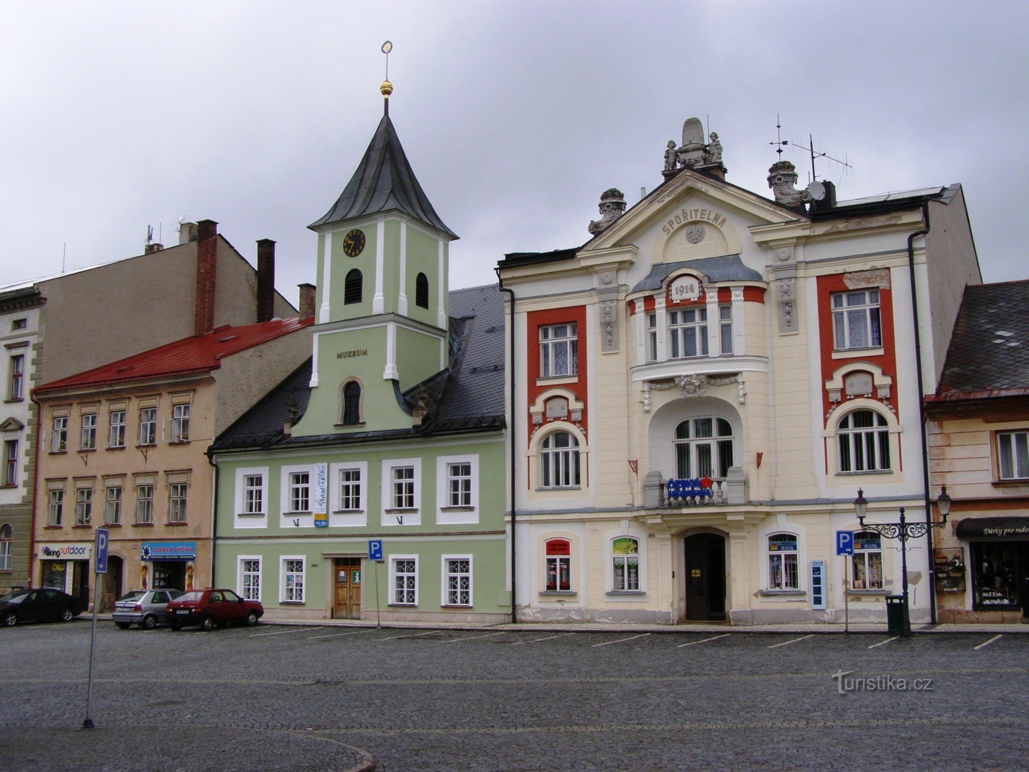 Králíky - Velké náměstí, bảo tàng và ngân hàng tiết kiệm