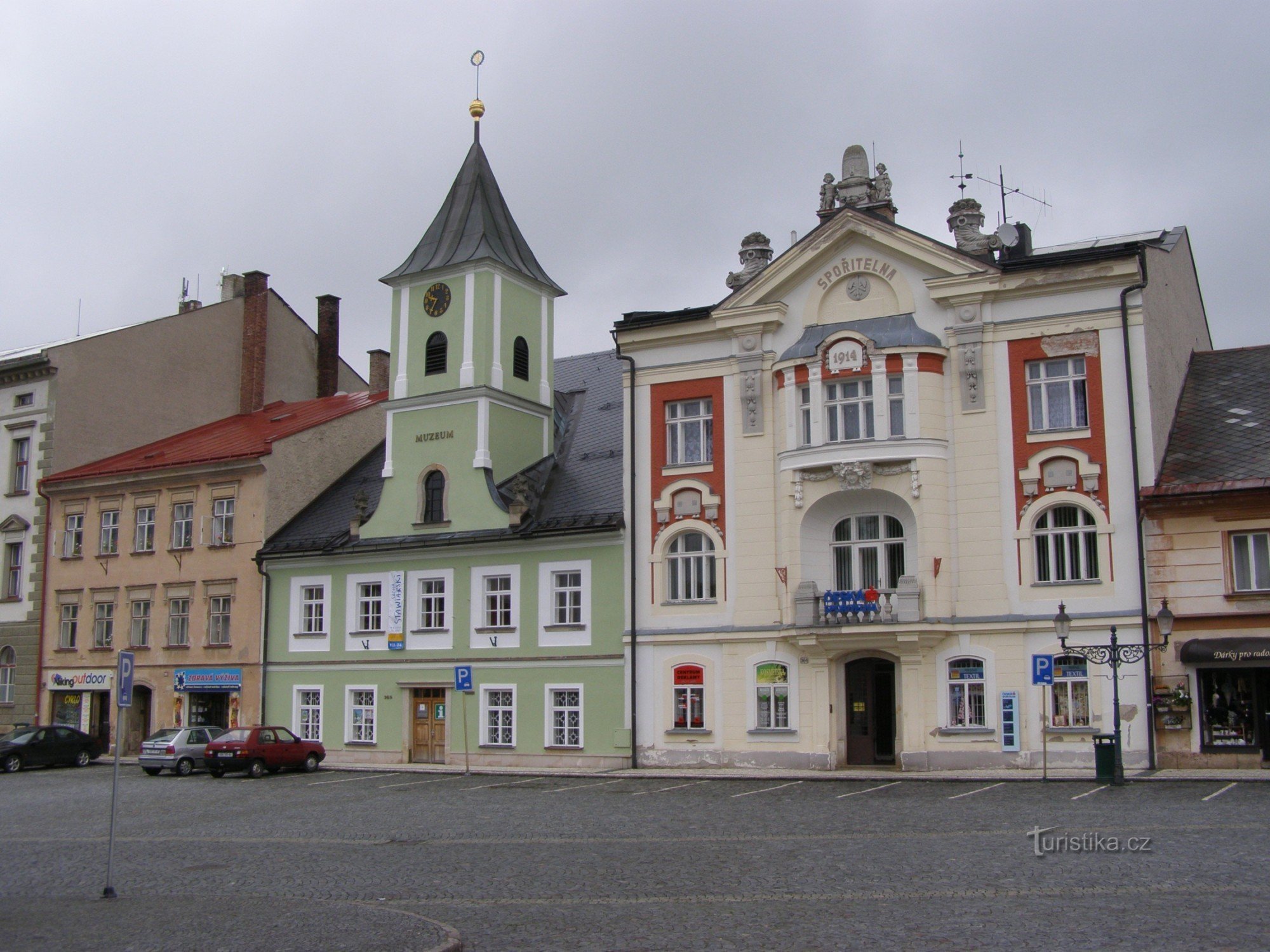 Králíky - Velké náměstí, museu e caixa econômica