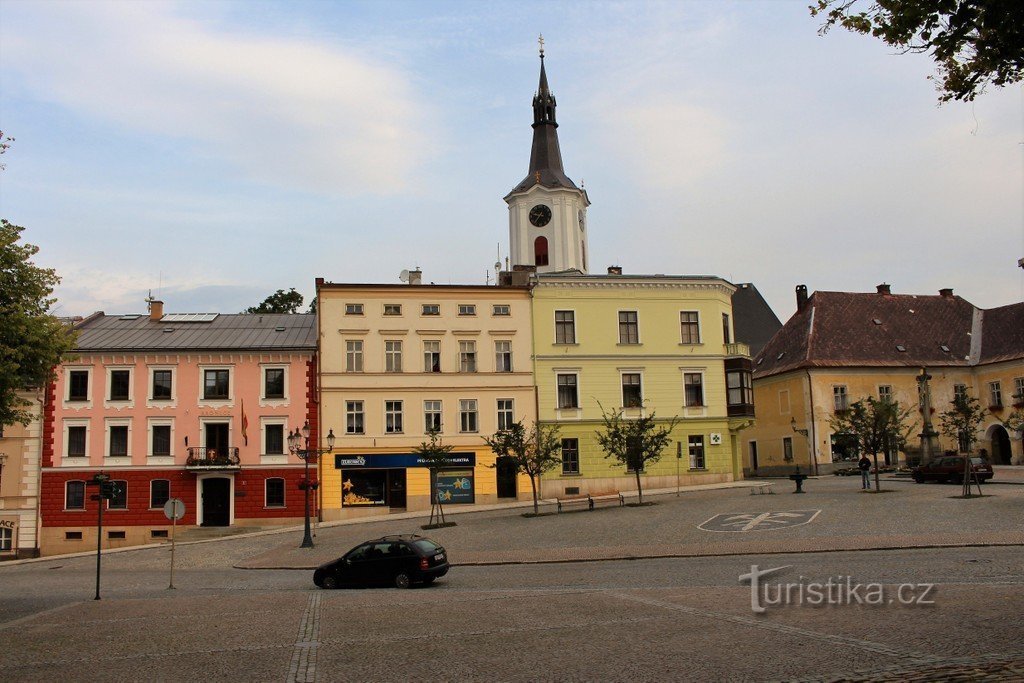 Králíky, Velké náměstí západní strana