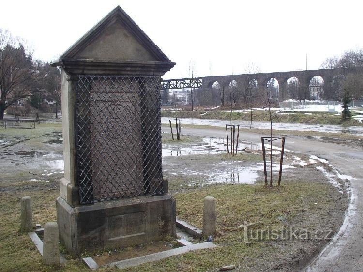 Kraljev kamen in železniški viadukt: železniški viadukt leži med postajama Ji