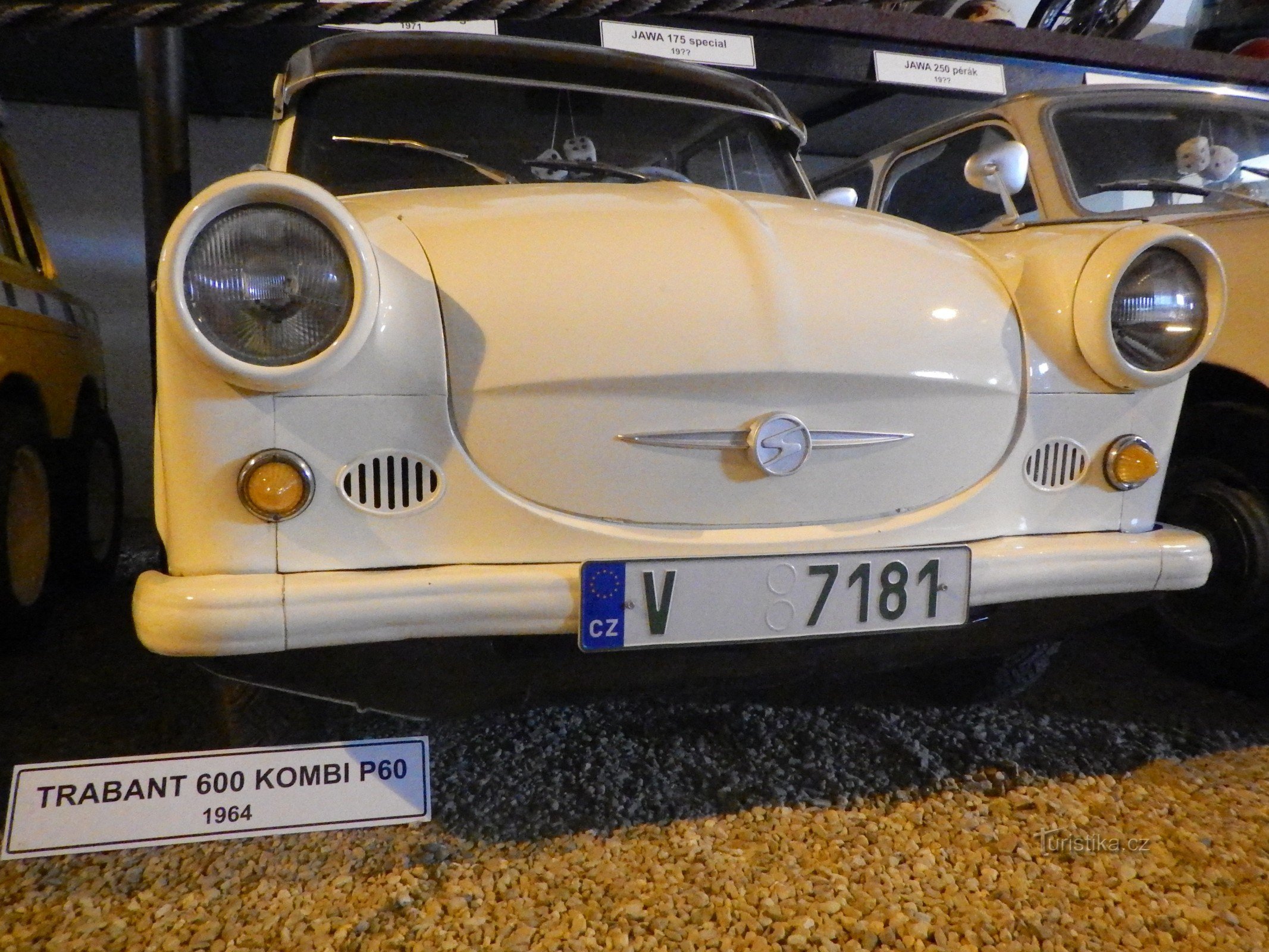 Um homem bonito no museu do carro em Terezín.