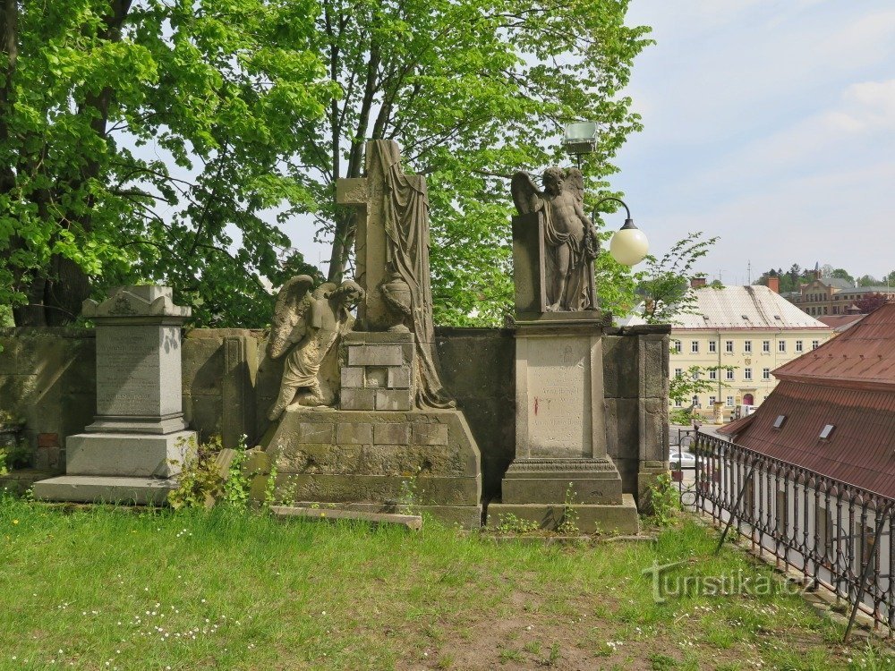 Krásná Lípa – sírkövek a Szent István-templomnál. Mária Magdolna