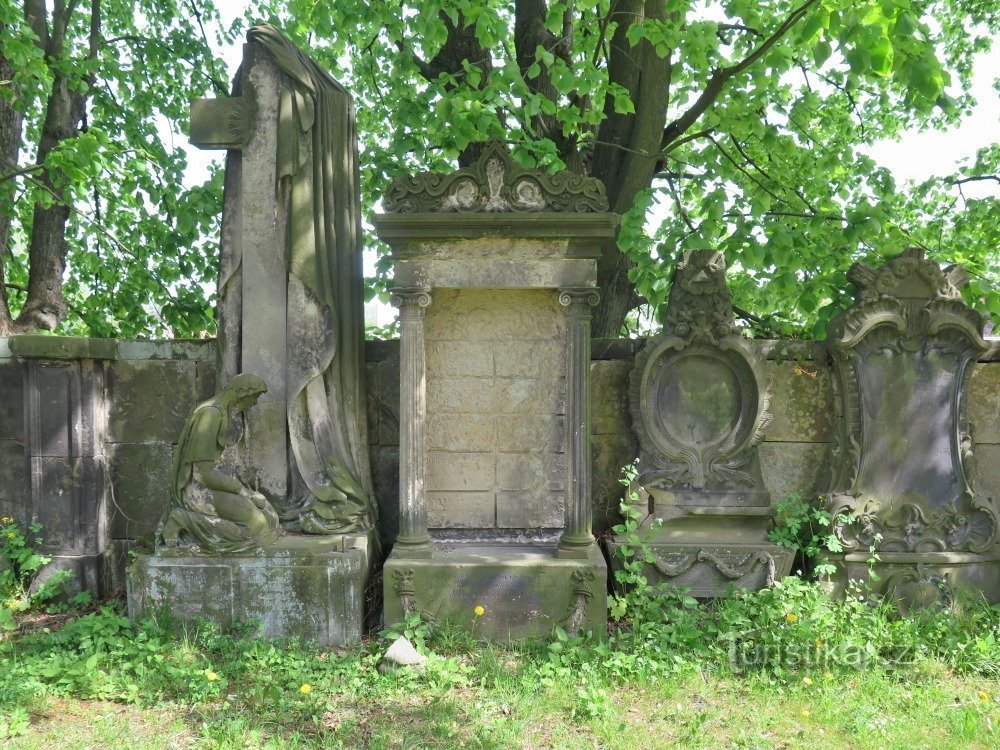 Krásná Lípa - grafstenen bij de kerk van St. Maria Magdalena