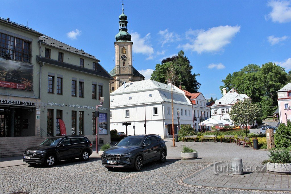 Krásná Lípa, vista da igreja da praça