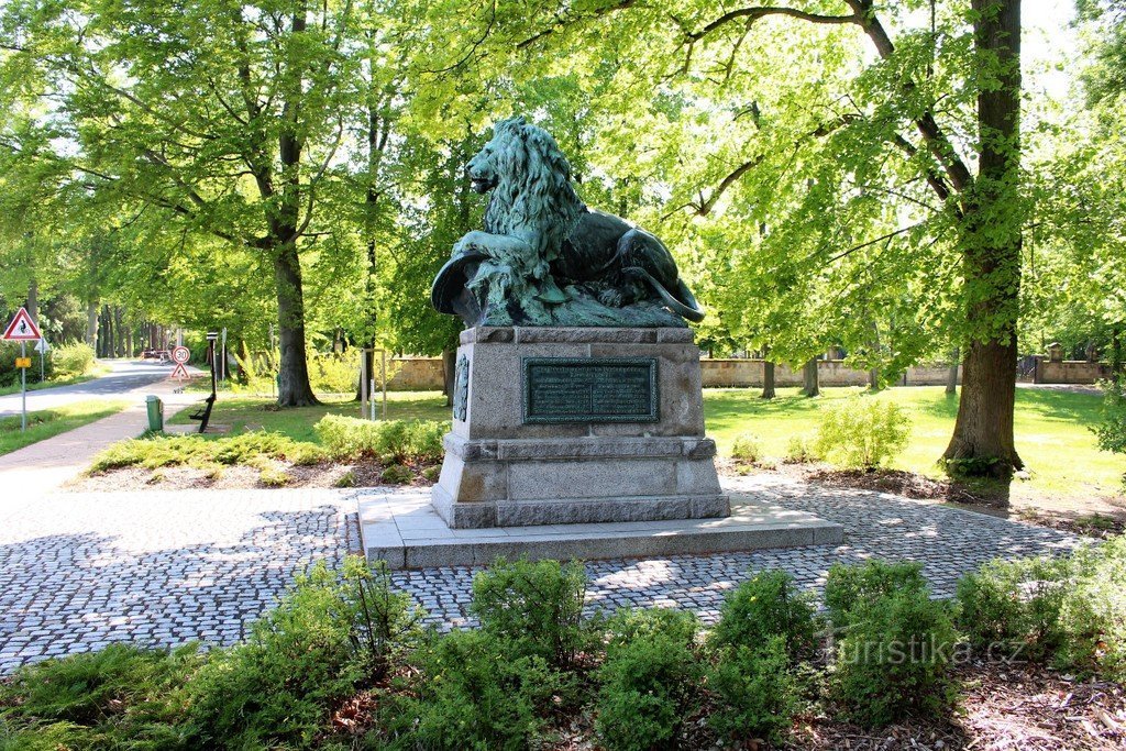 Krásná Lípa, uma estátua de leão em Dittrich Park