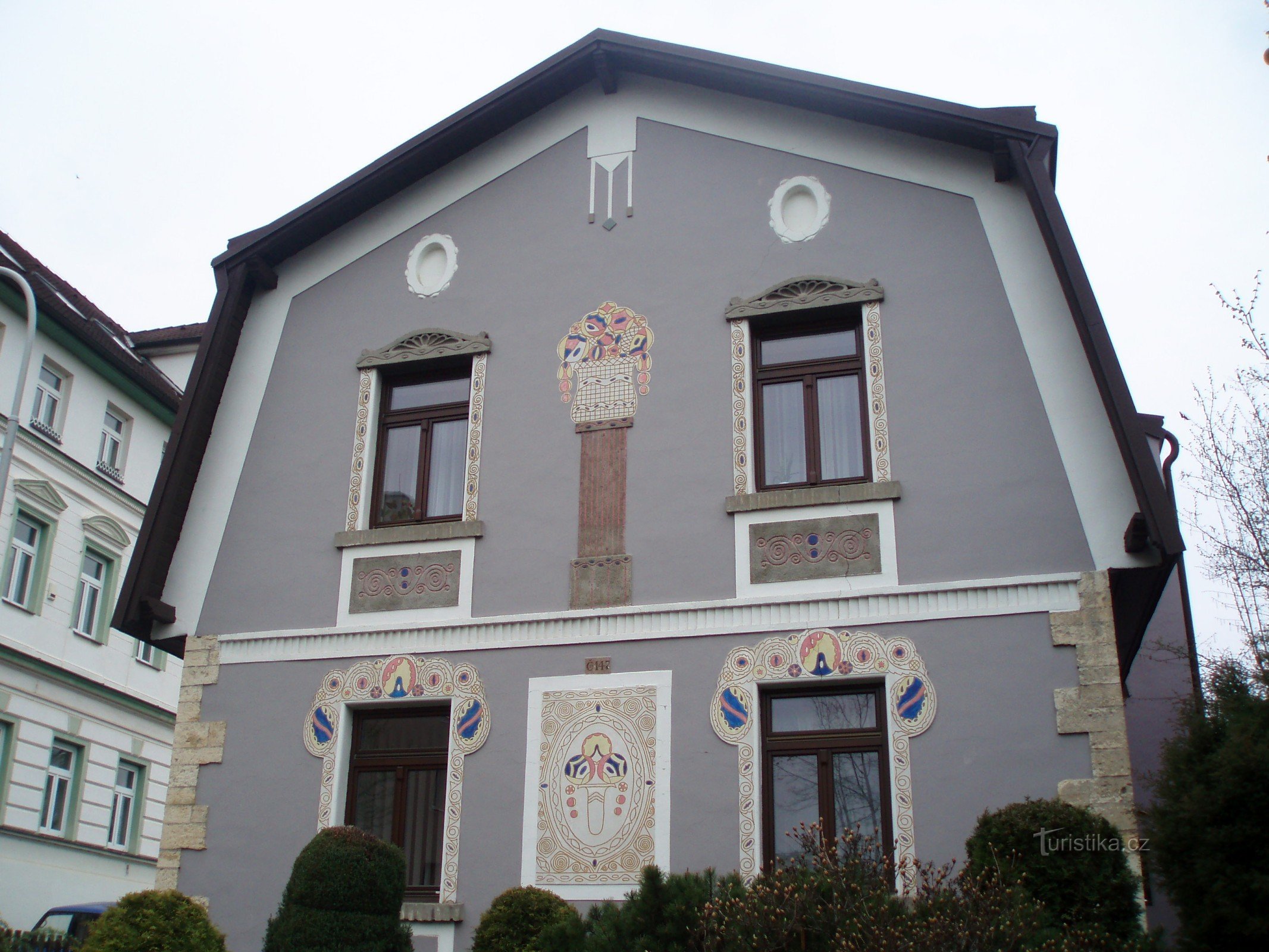 Casa frumoasa langa monument