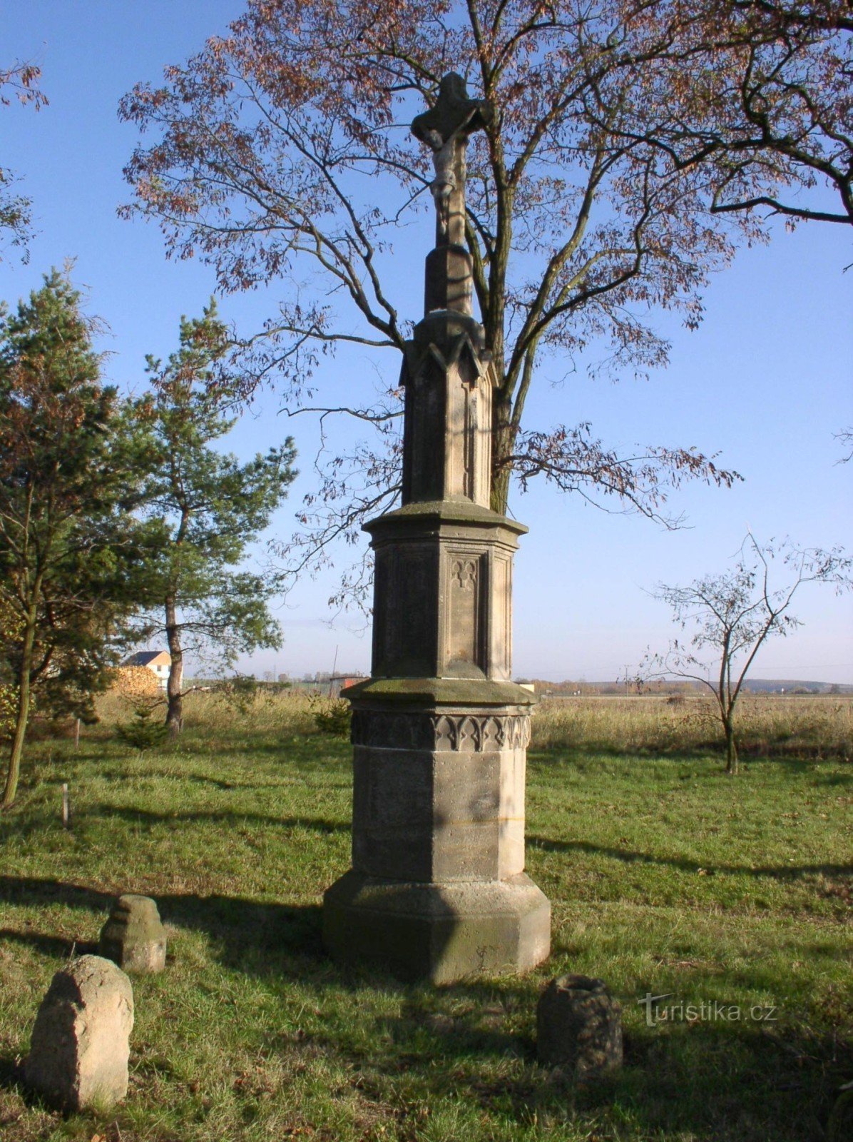 une belle croix au bord de Rostoklat