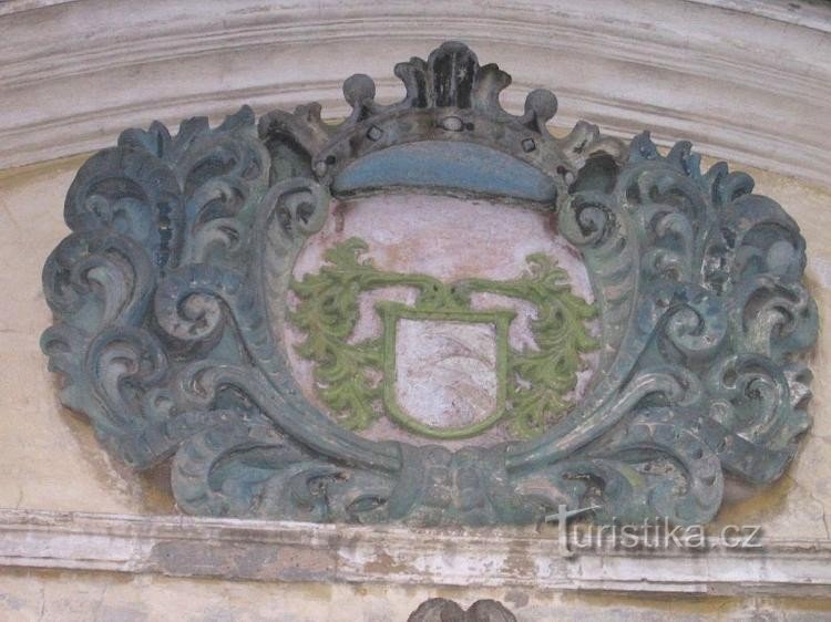 Kratonohy: Kinsky címere a főkapun