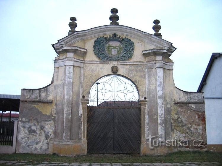 Kratonohy : Le reste de la porte principale du parc du château