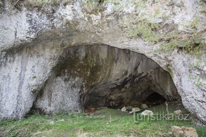 Τρύπα αγελάδας - είσοδος στο σπήλαιο
