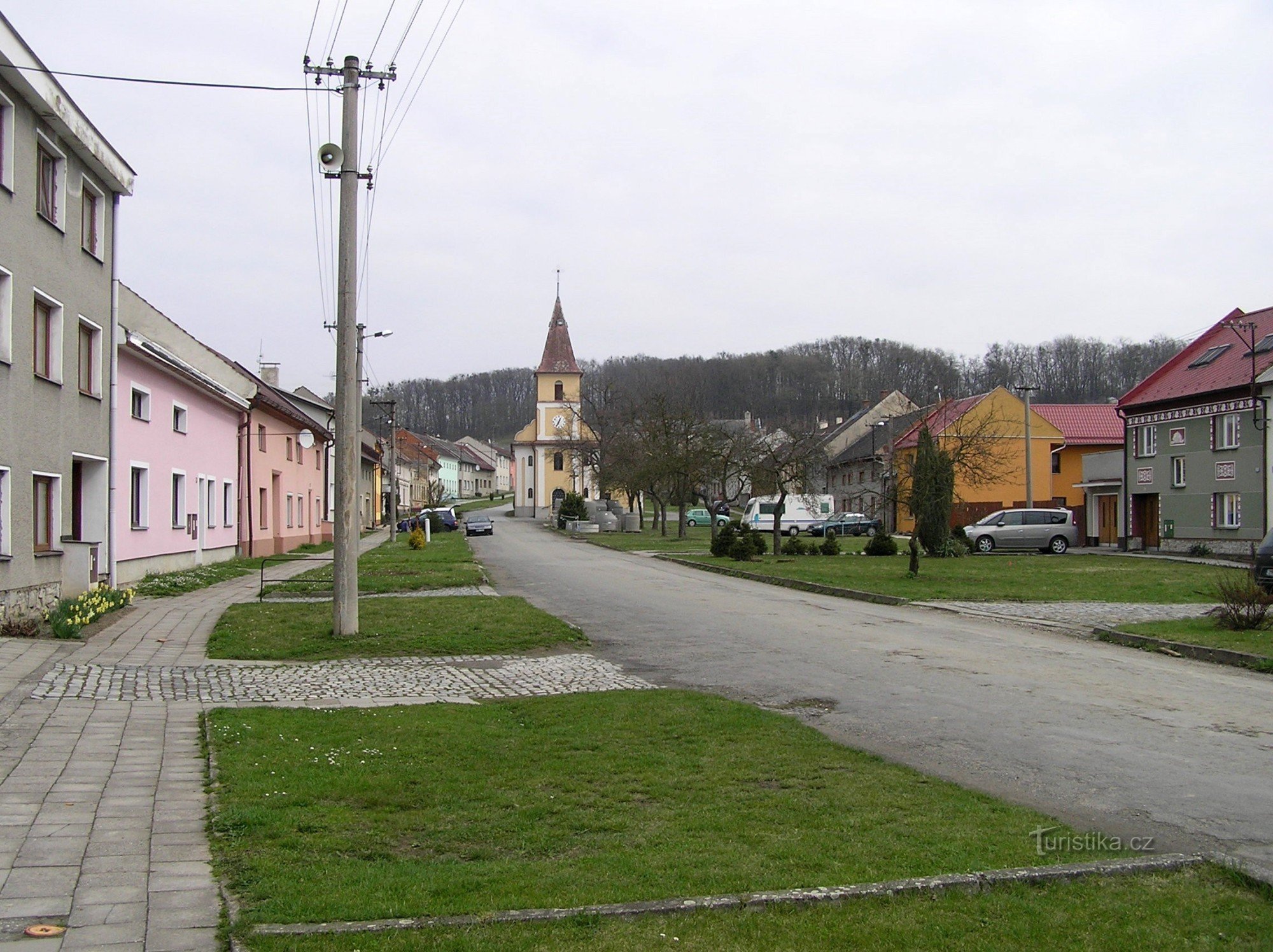 Krčmaň - náves (duben 2011)