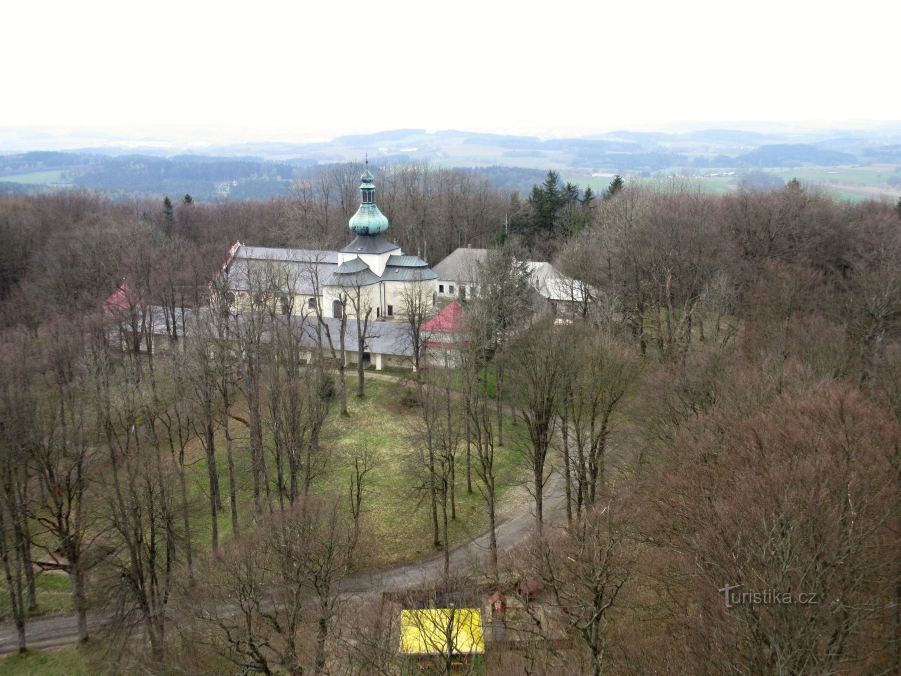 Křemešník - sendero educativo, castillo de viento, Iglesia de la Santísima Trinidad con una cruz c
