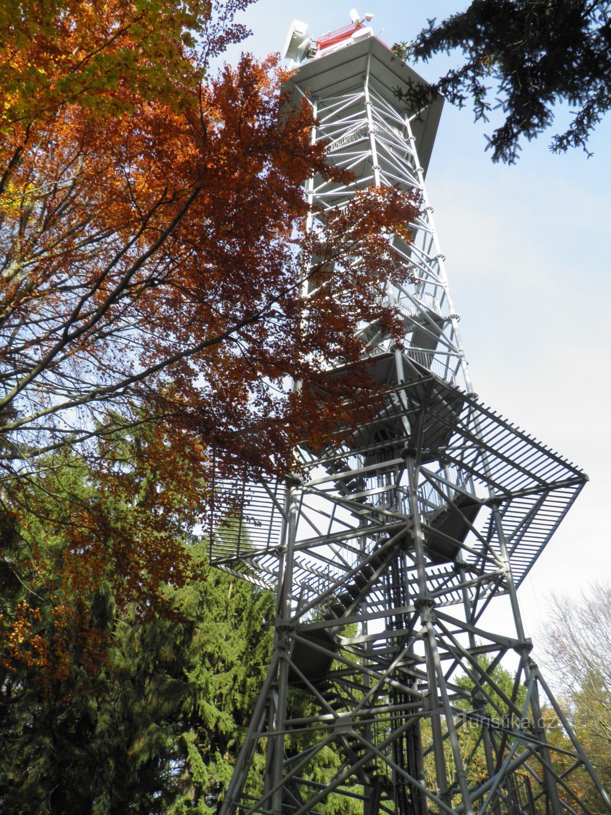 Uma pederneira com uma torre de observação Pípalka.