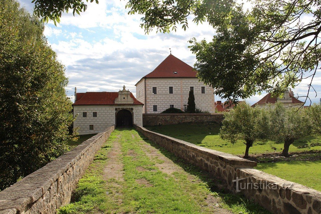 Křeprenice, de weg over de brug naar het fort