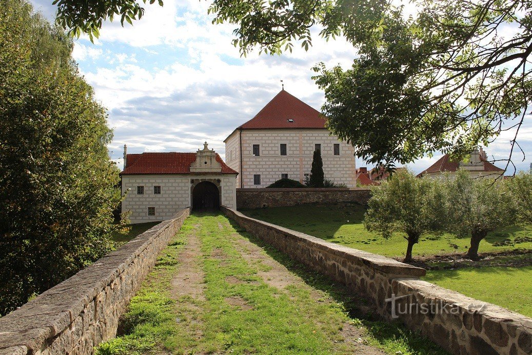 Křeprenice, der Weg über die Brücke zur Festung