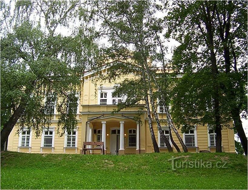 Křetín - kasteel uit het park - Foto: Ulrych Mir.