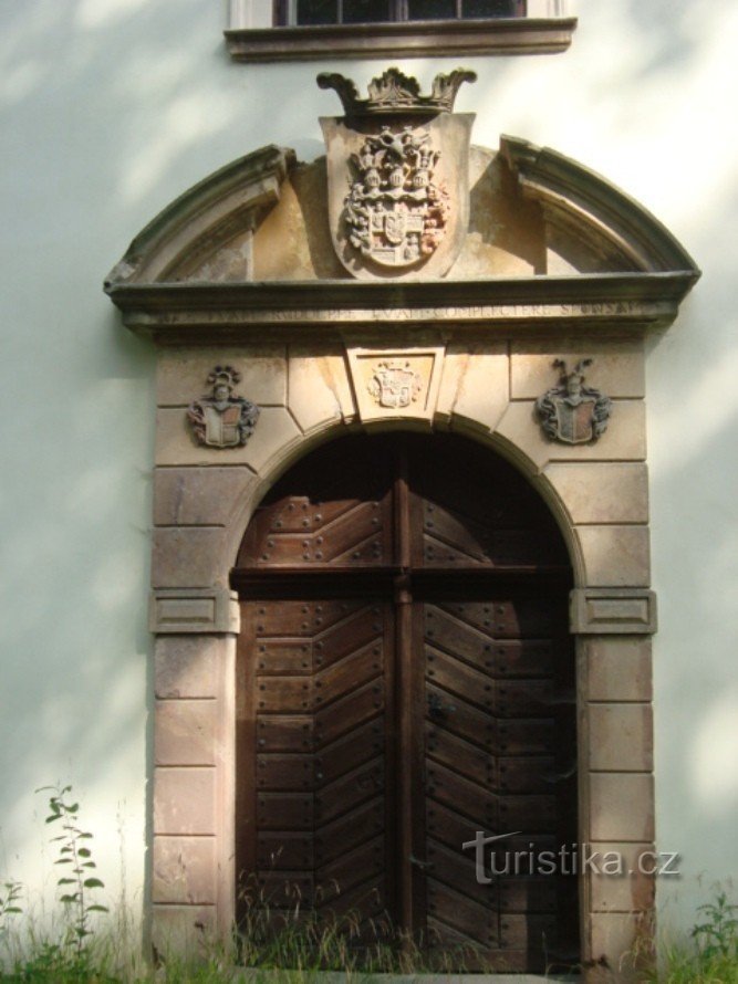 Křinec-St. Giljí Kerk-ingangsportaal-Foto: Ulrych Mir.