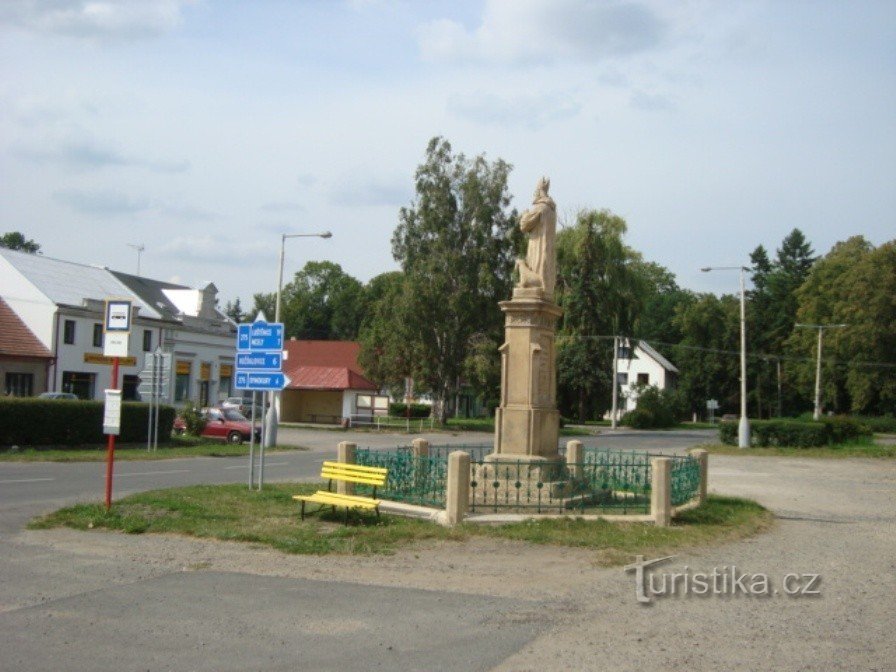 Křinec - estatua de Santa Jilja en la plaza - Fotografía: Ulrych Mir.