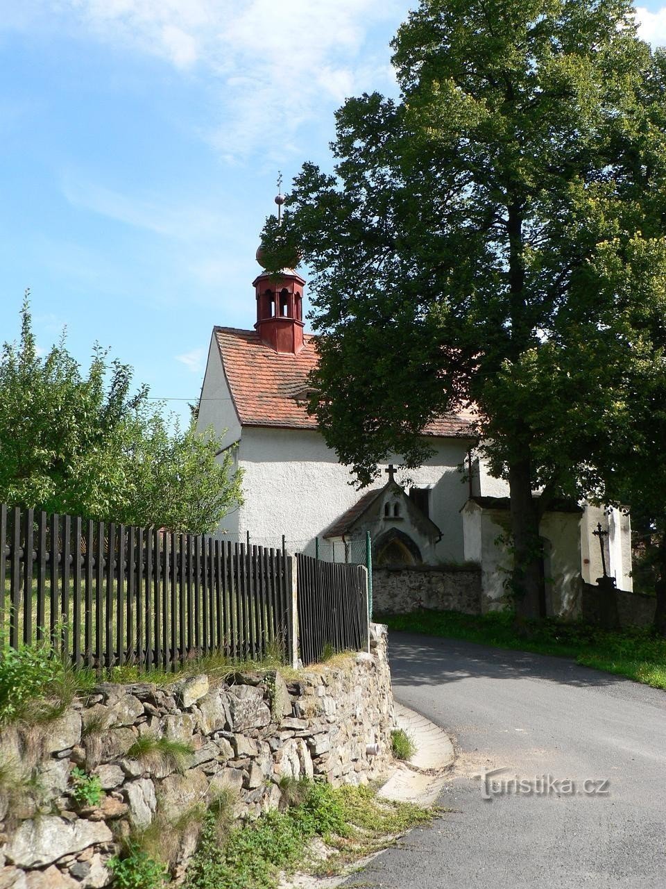 Křištín、東から見た教会