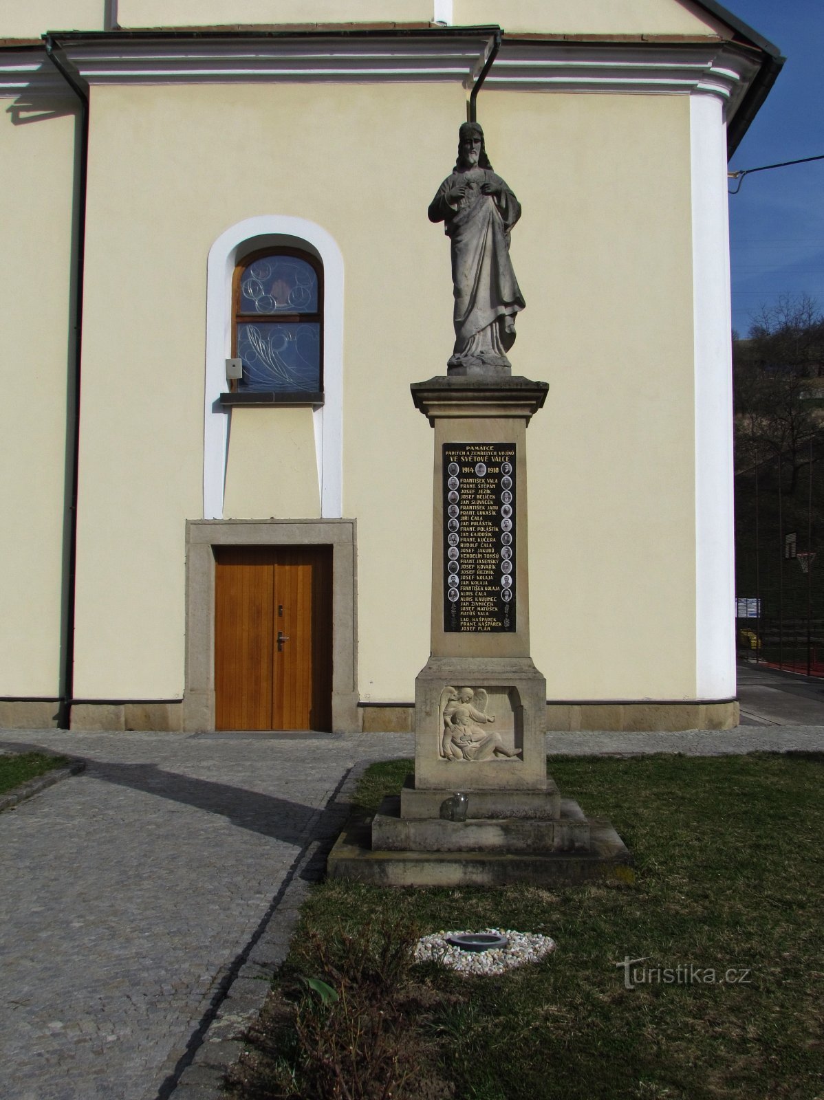 Hristos și monumentul celor care au murit în Primul Război Mondial