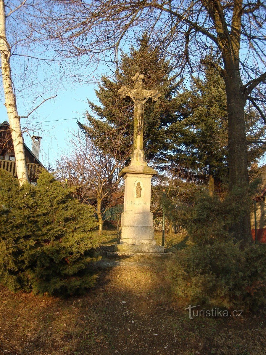 Schiefes Steinkreuz im Dorf bei der Kapelle Foto: Ulrych Mir.