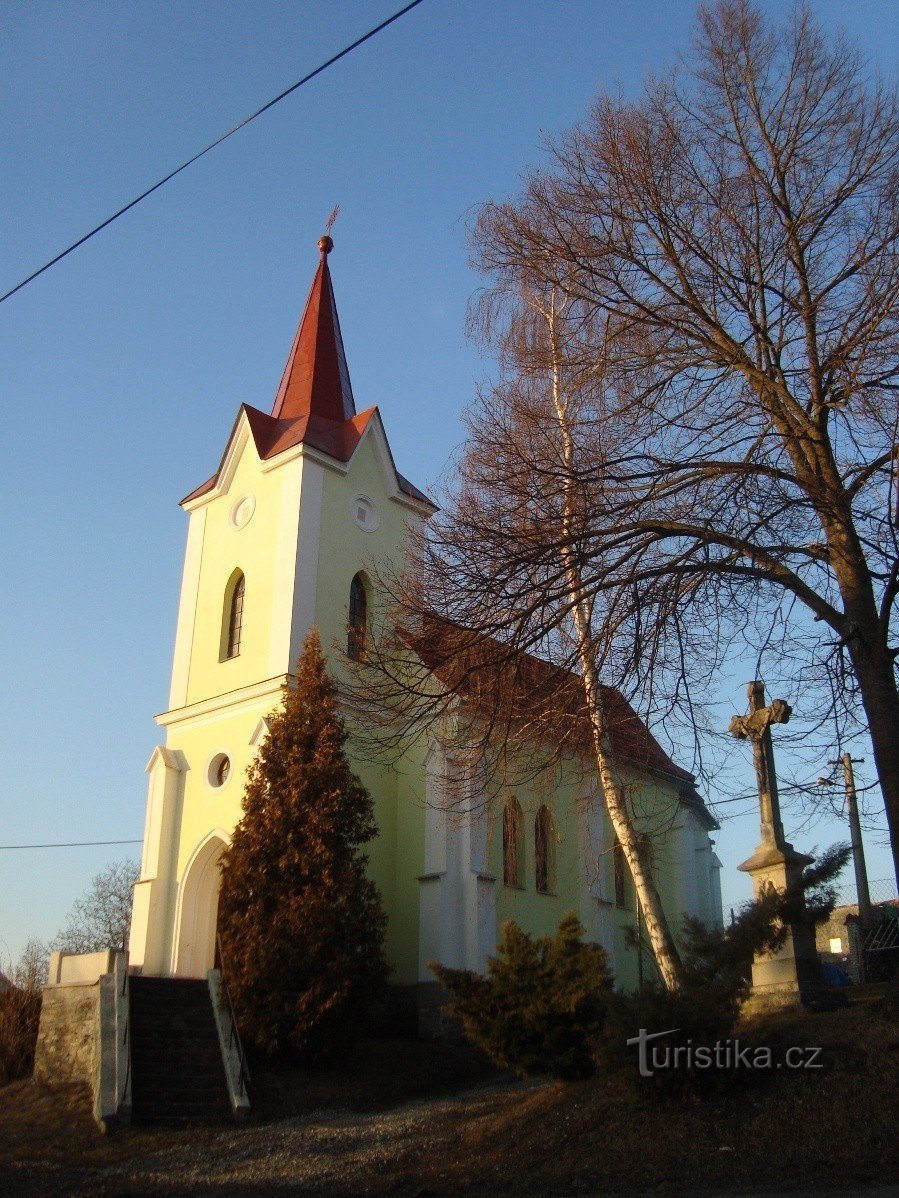 Croce di pietra storta nel villaggio vicino alla cappella Foto: Ulrych Mir.