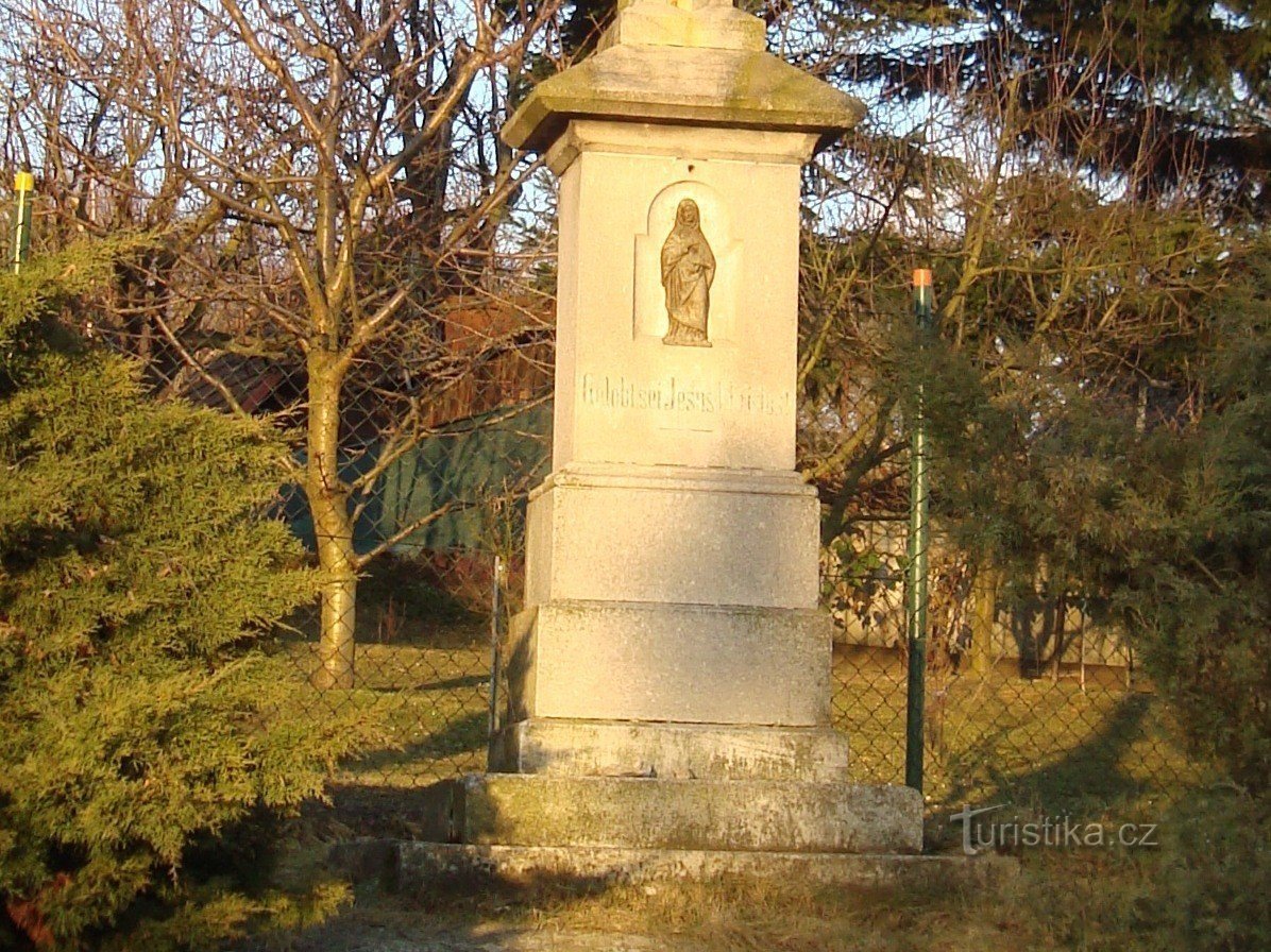 Croix de pierre tordue dans le village près de la chapelle Photo : Ulrych Mir.