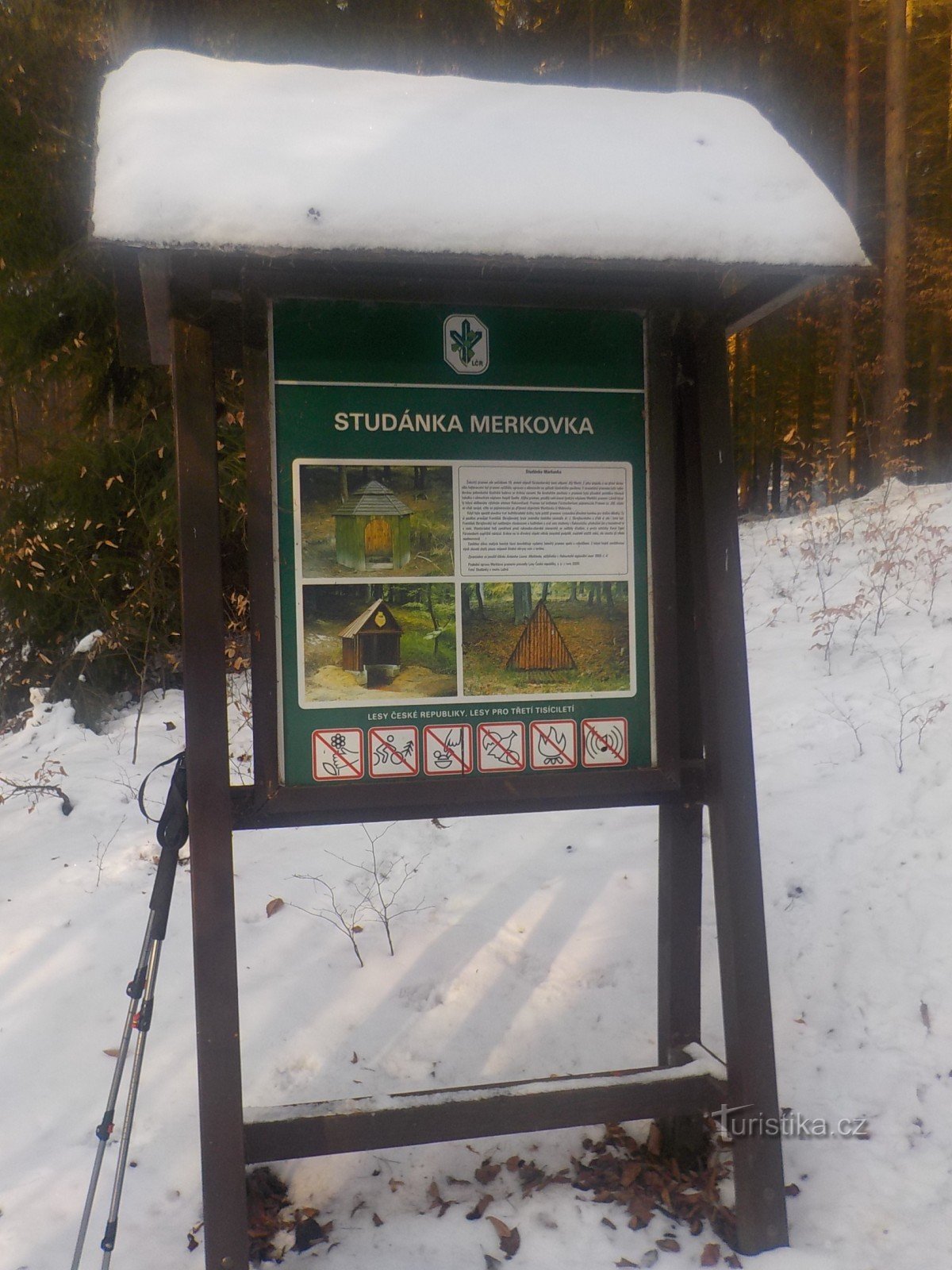 DOOR DE BOSSEN VAN KRÍVOKLÁT VAN ŘEVNIČOV NAAR LAŠOVICE