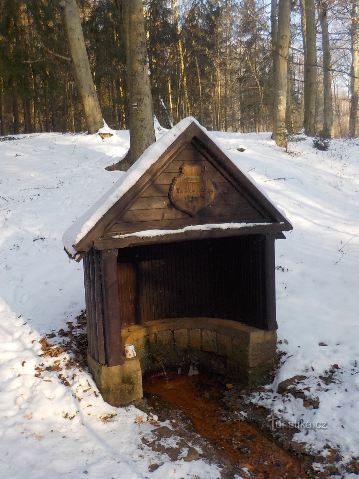 ATRAVÉS DAS FLORESTAS DE KRÍVOKLÁT DE ŘEVNIČOV A LAŠOVICE