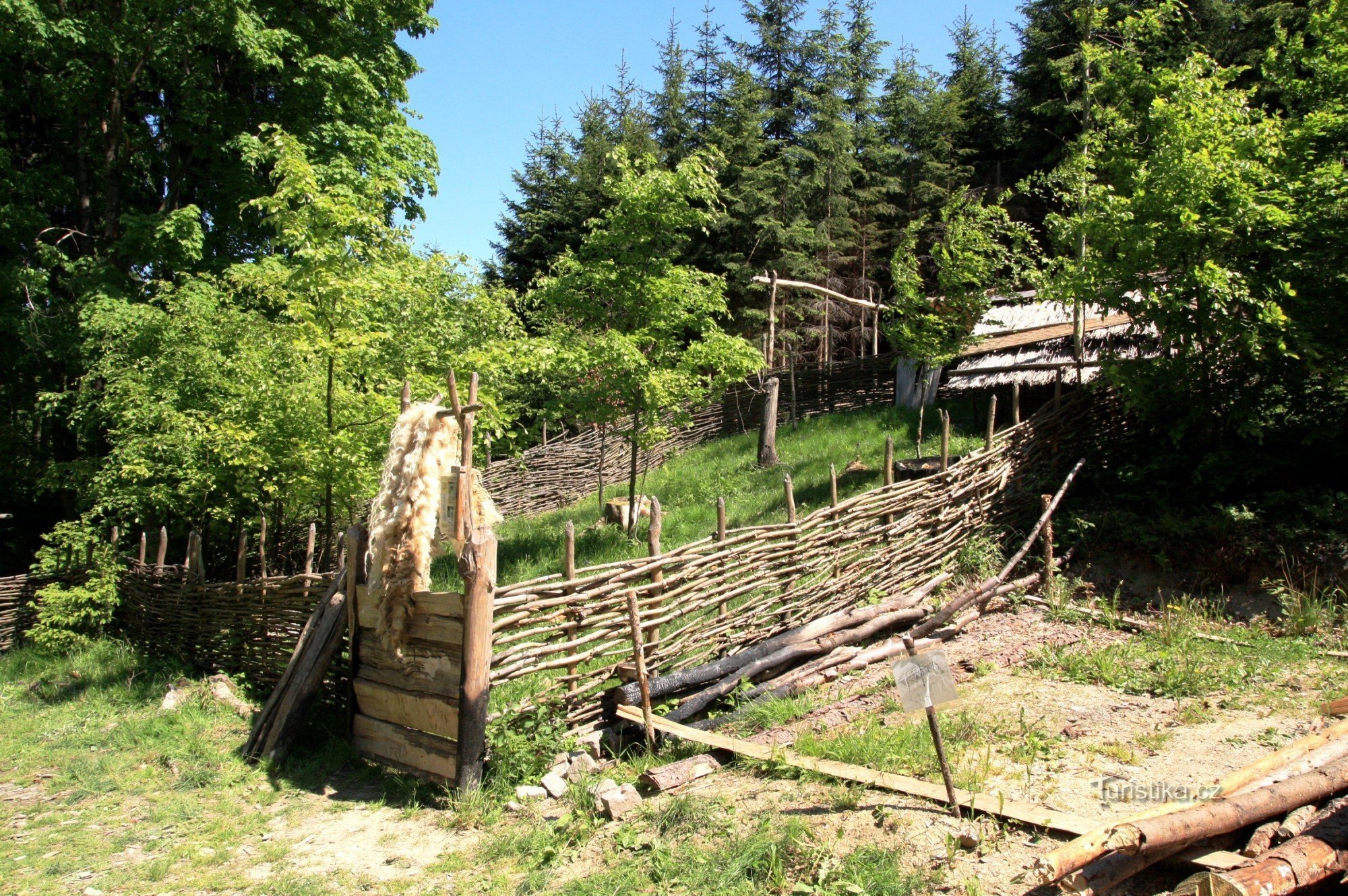 Křivolík - Objekte in der Siedlung