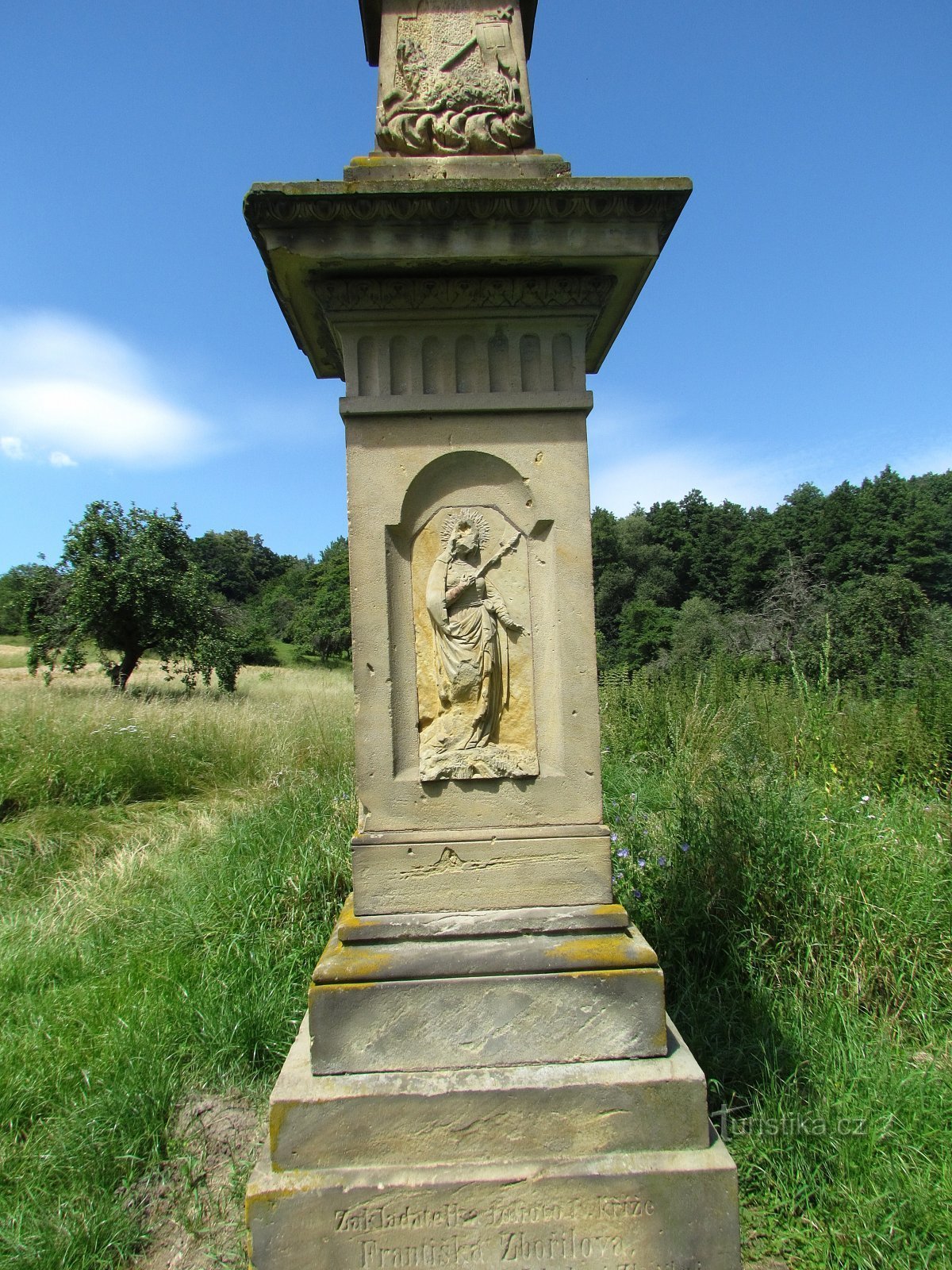 Une croix et un puits sous Melice