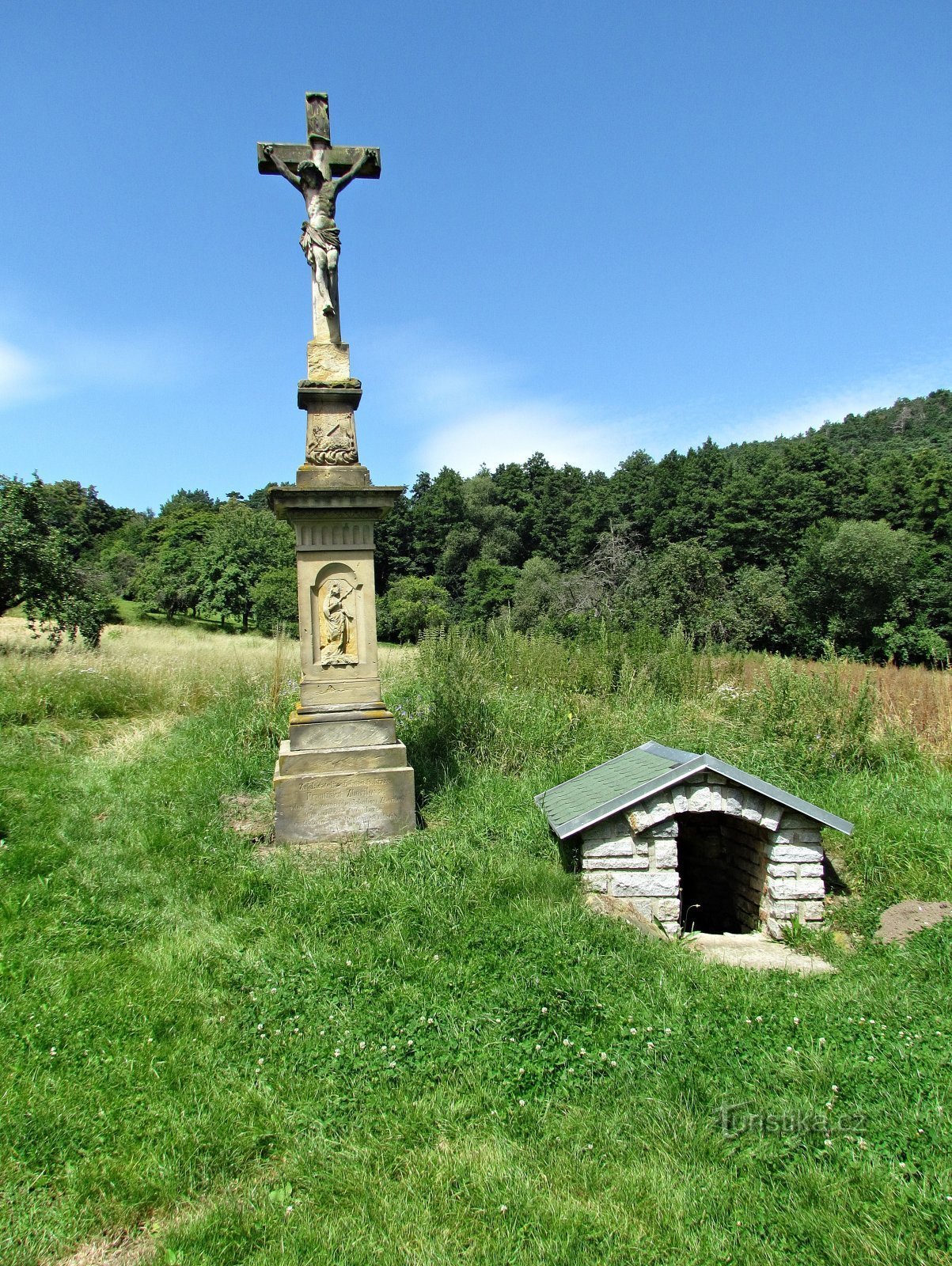 Kříž a studánka pod Melicemi