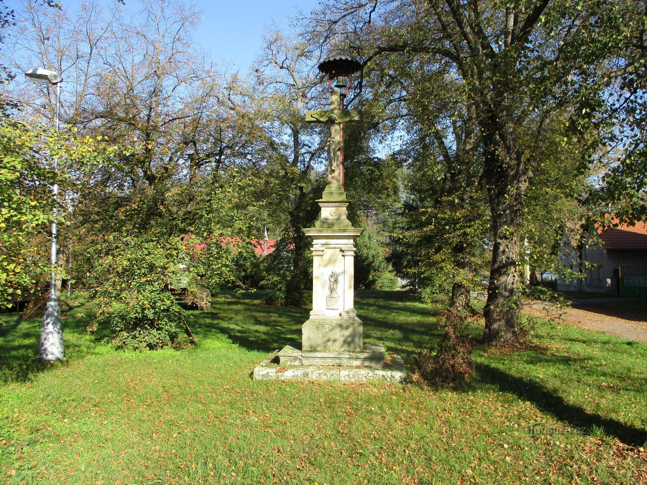 Крест и колокольня на площади Грегова (Градец Кралове)