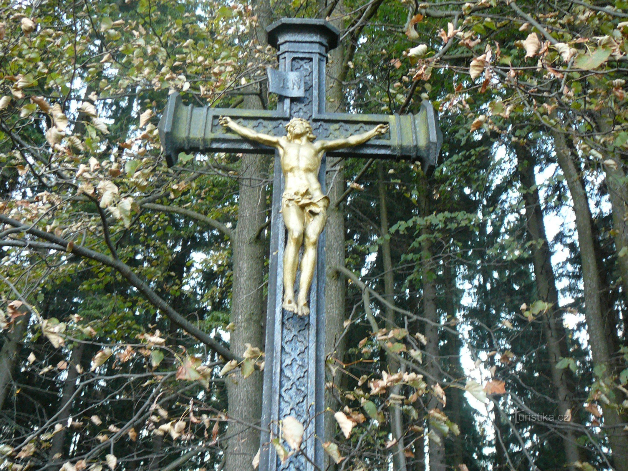 das Kreuz der Hütte unter der Fichte