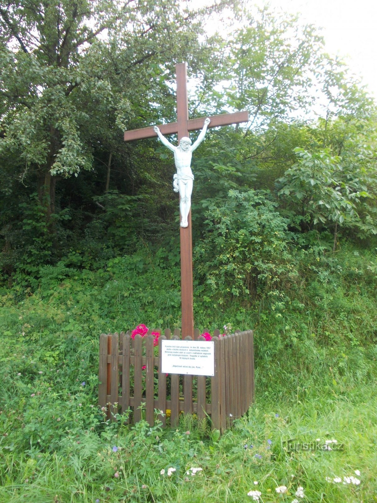 une croix à la mémoire des victimes de l'accident de chemin de fer