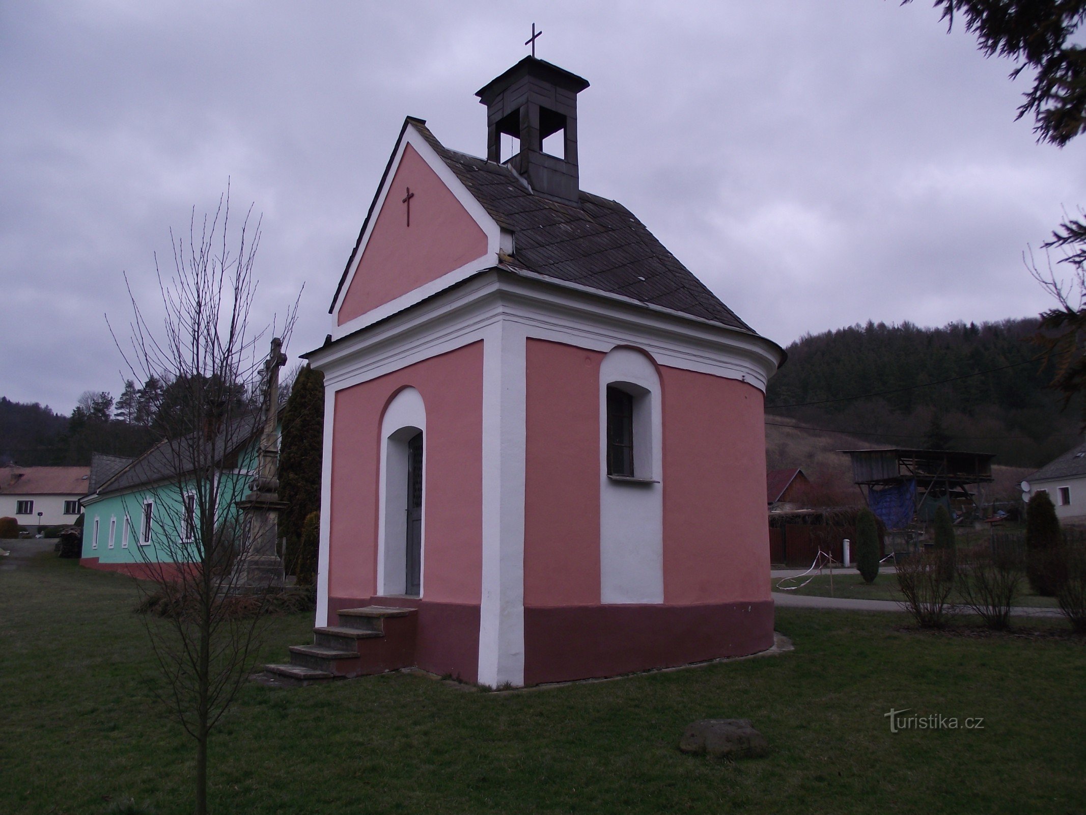 la cruz se encuentra a la derecha de la capilla